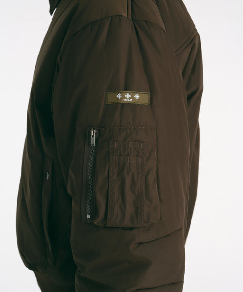モデル身長188cm、着用サイズ3、着用カラーKHAKI
