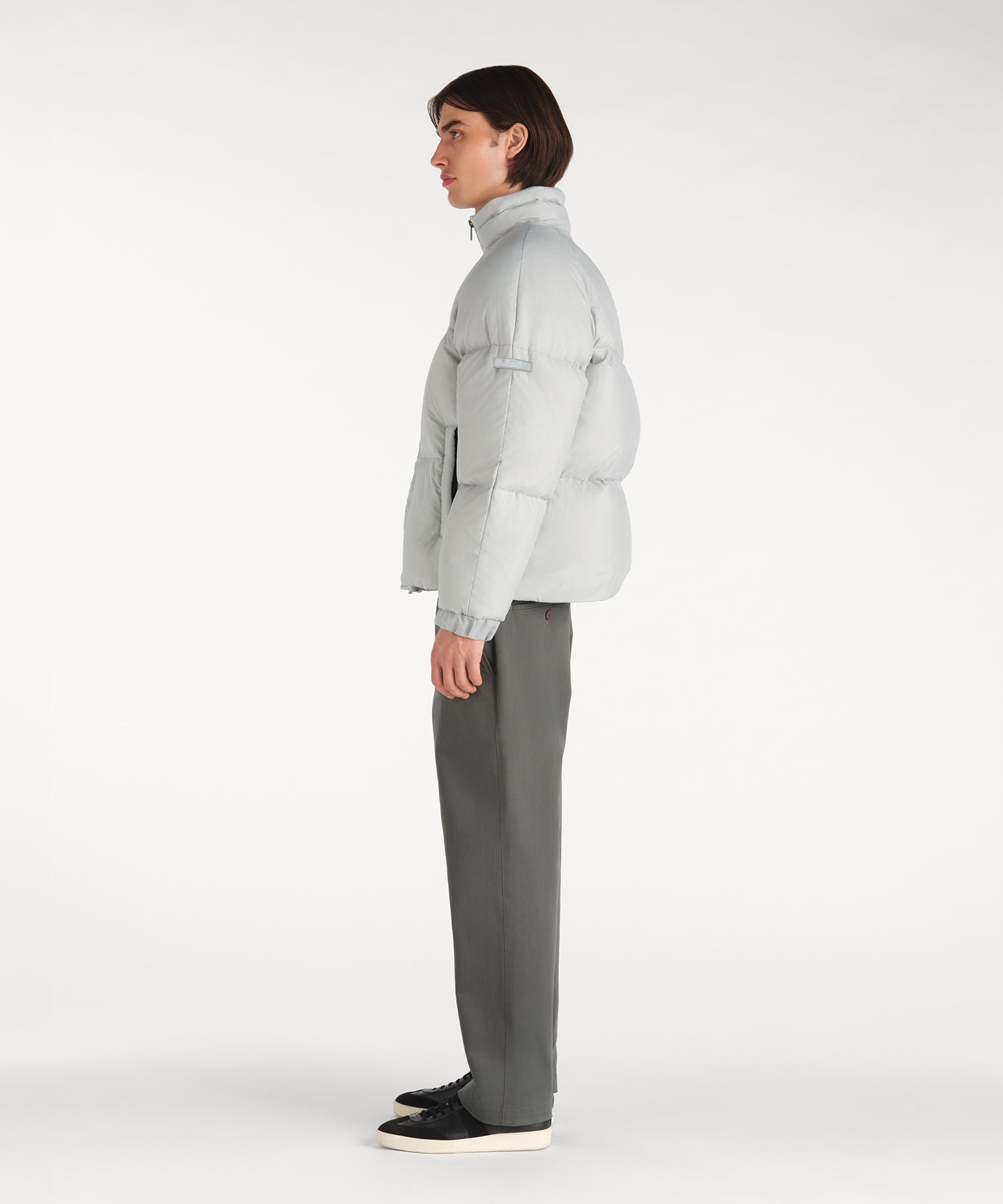 モデル身長188cm、着用サイズ3、着用カラーL.GRAY