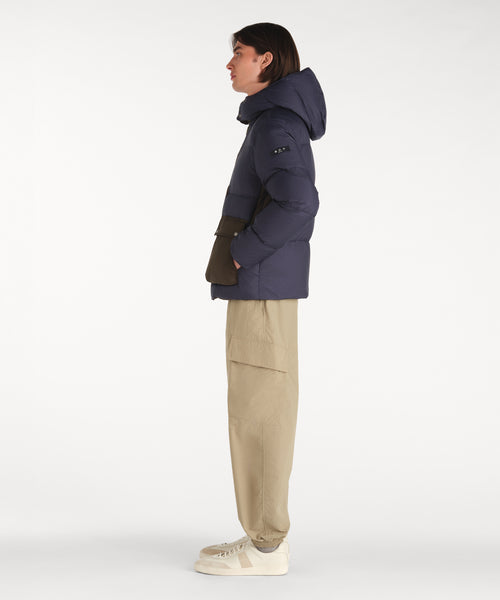 モデル身長188cm、着用サイズ3、着用カラーNAVY