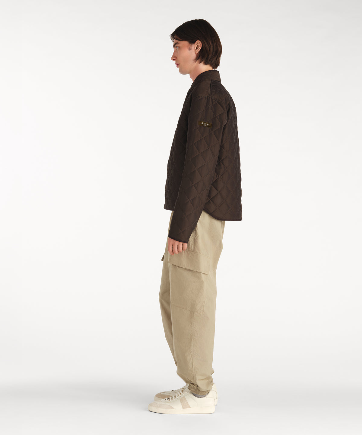 モデル身長188cm、着用サイズ3、着用カラーBROWN