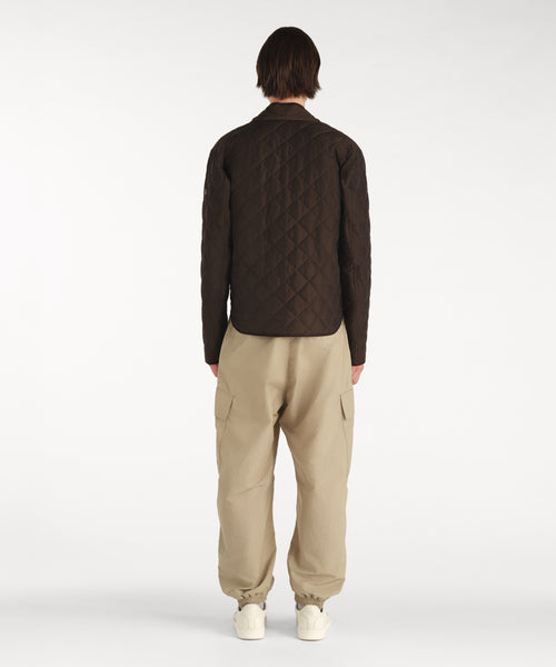 モデル身長188cm、着用サイズ3、着用カラーBROWN