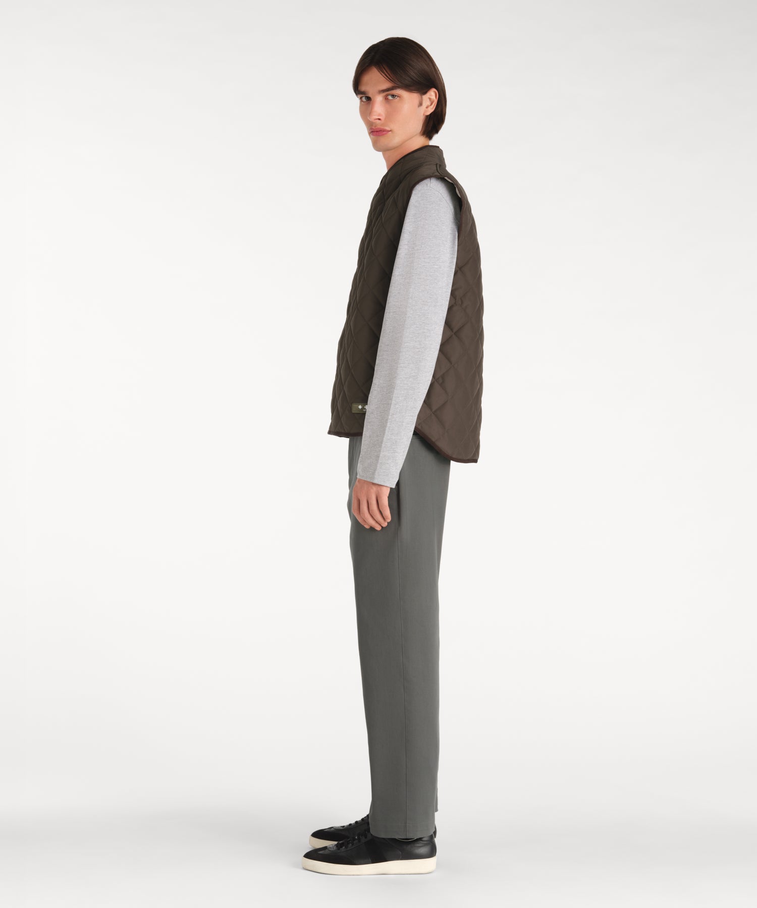 モデル身長188cm、着用サイズ3、着用カラーKHAKI
