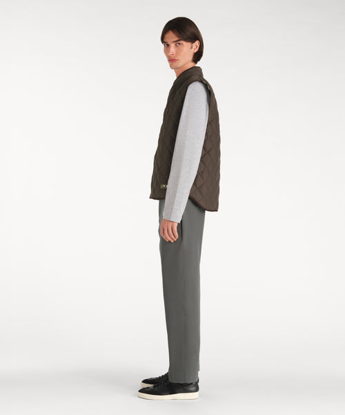モデル身長188cm、着用サイズ3、着用カラーKHAKI