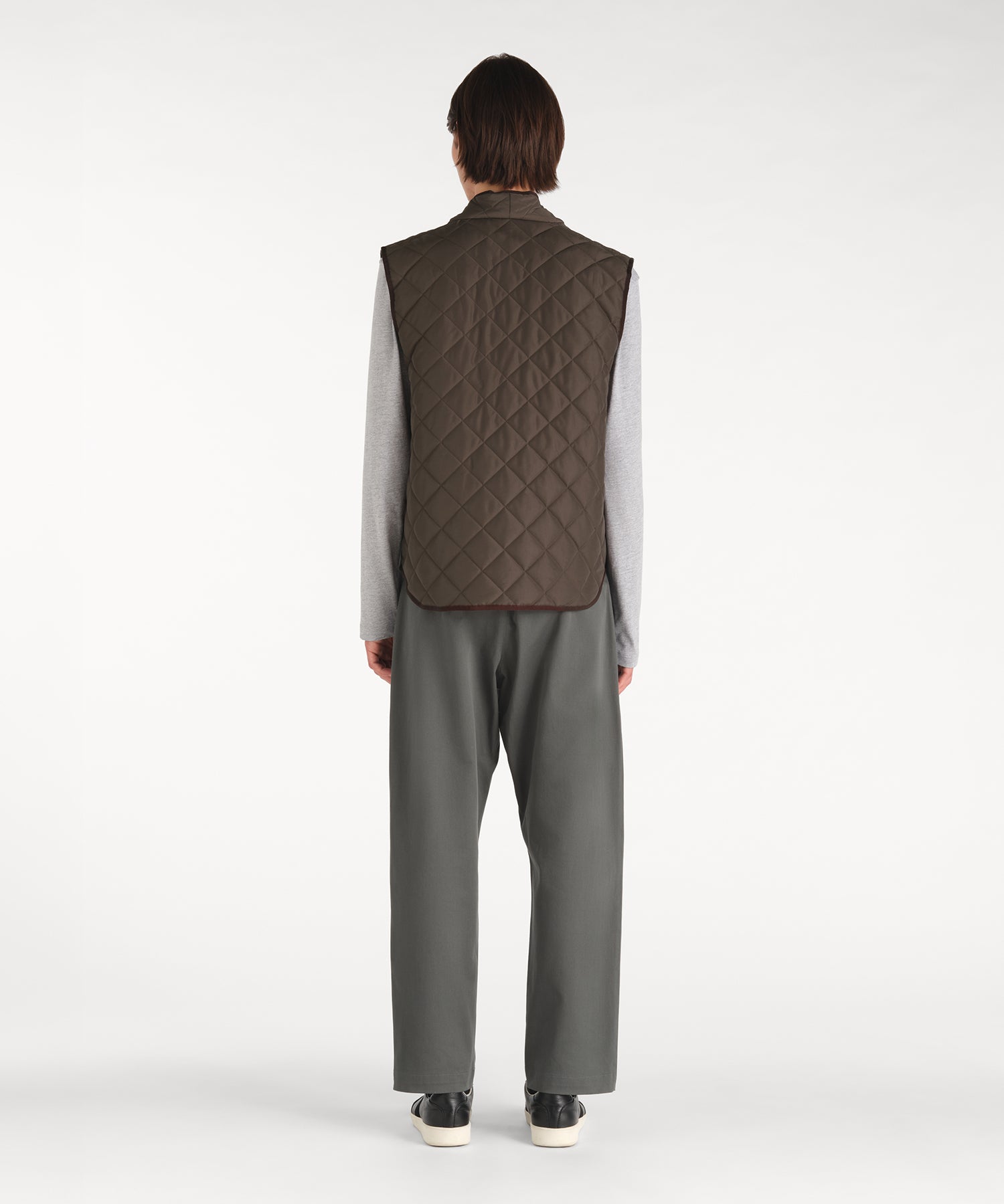 モデル身長188cm、着用サイズ3、着用カラーKHAKI