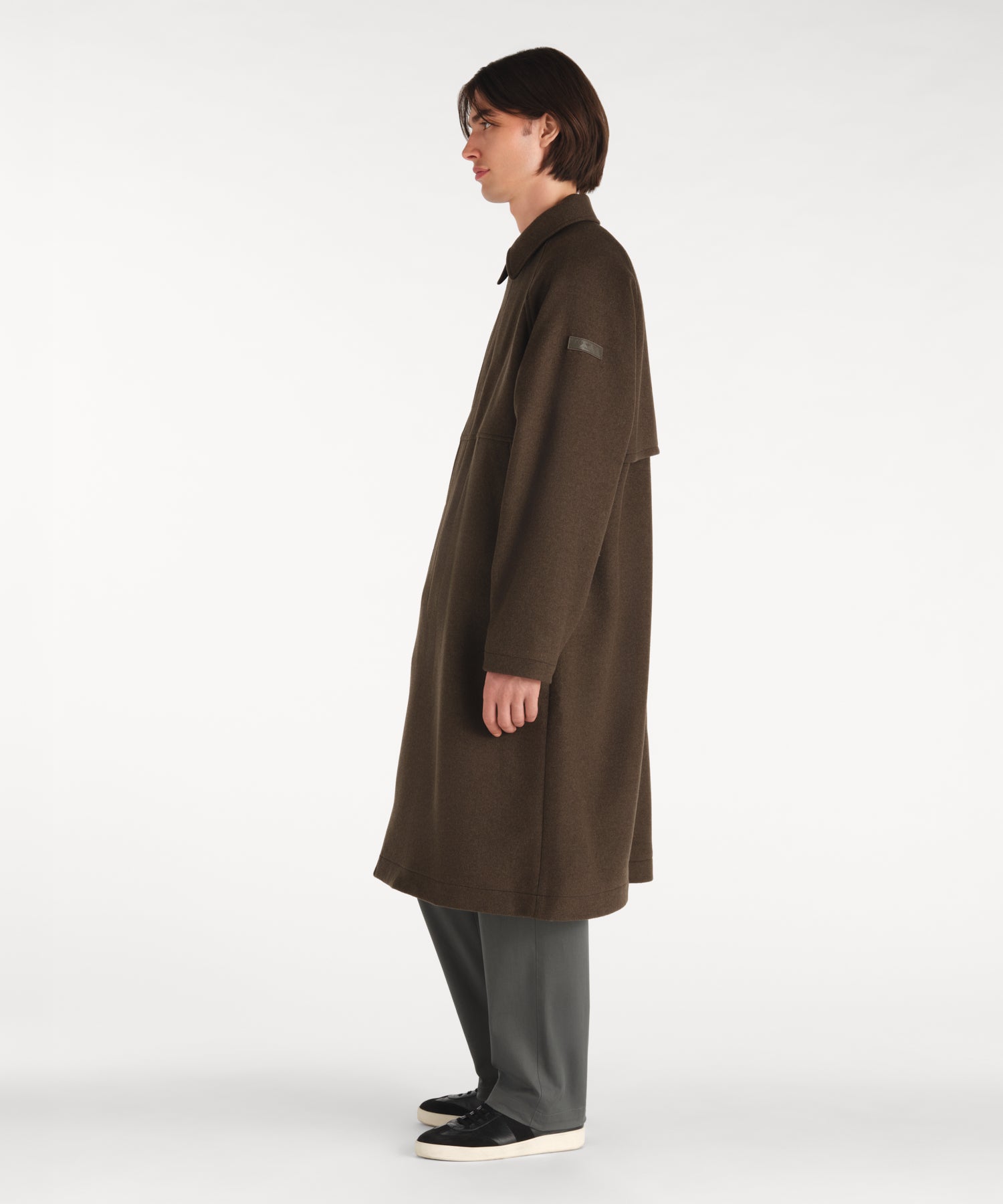 モデル身長188cm、着用サイズ3、着用カラーKHAKI