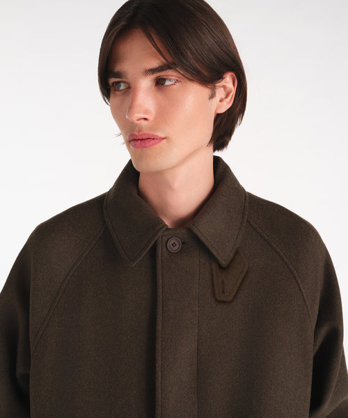 モデル身長188cm、着用サイズ3、着用カラーKHAKI