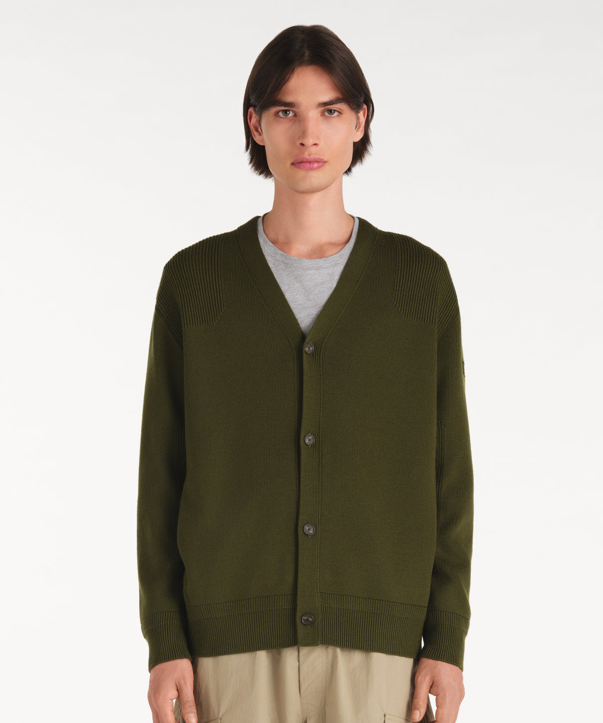 モデル身長188cm、着用サイズ3、着用カラーKHAKI