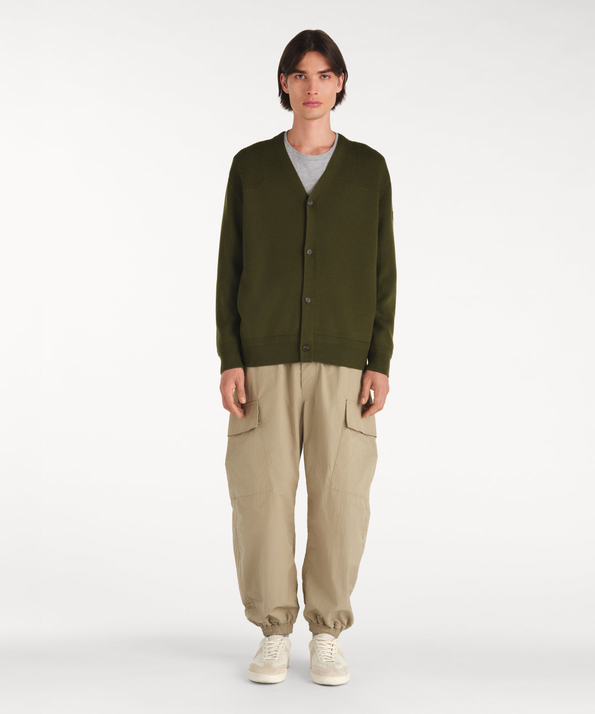 モデル身長188cm、着用サイズ3、着用カラーKHAKI