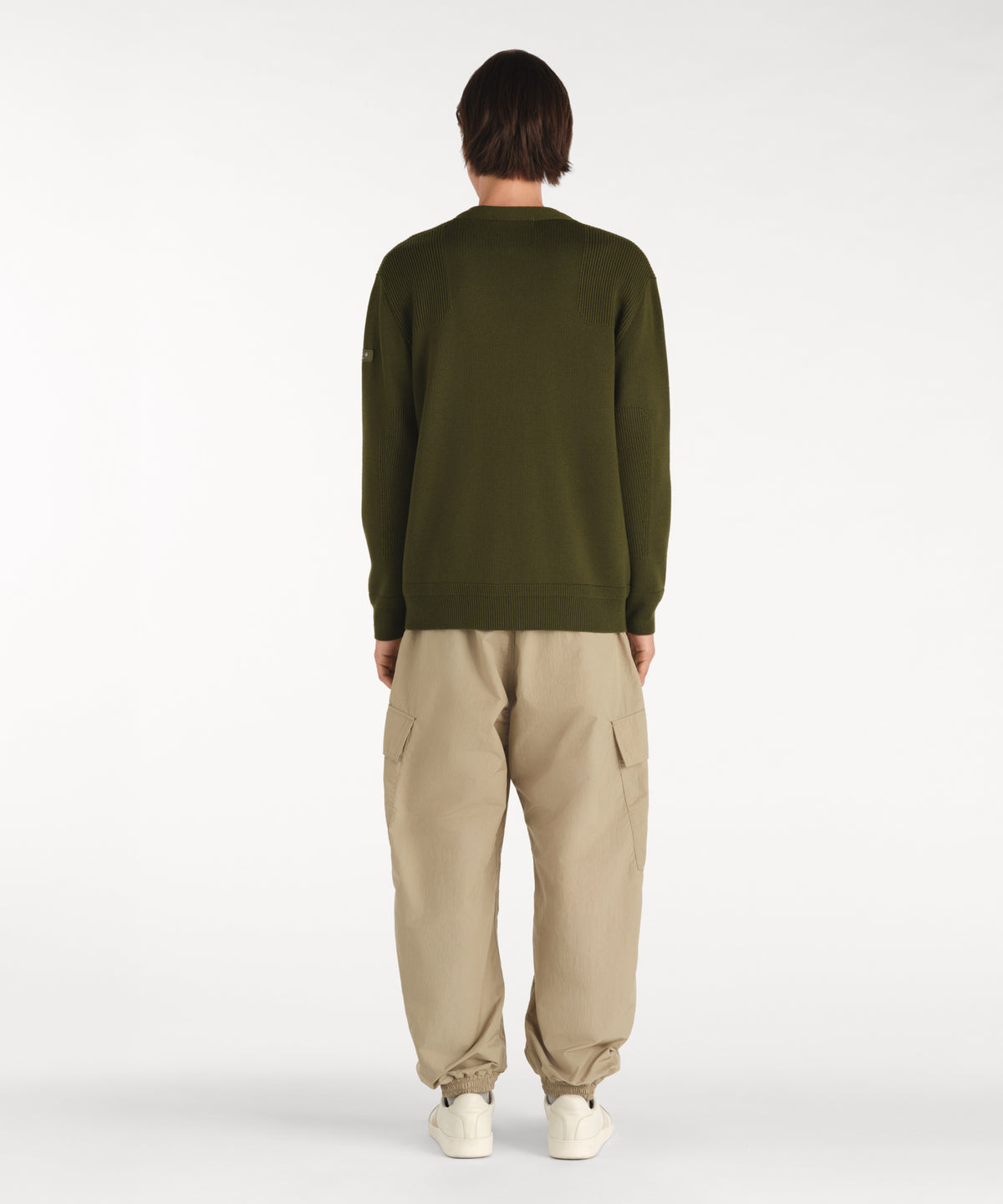 モデル身長188cm、着用サイズ3、着用カラーKHAKI