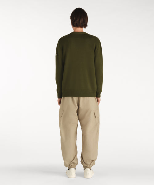 モデル身長188cm、着用サイズ3、着用カラーKHAKI