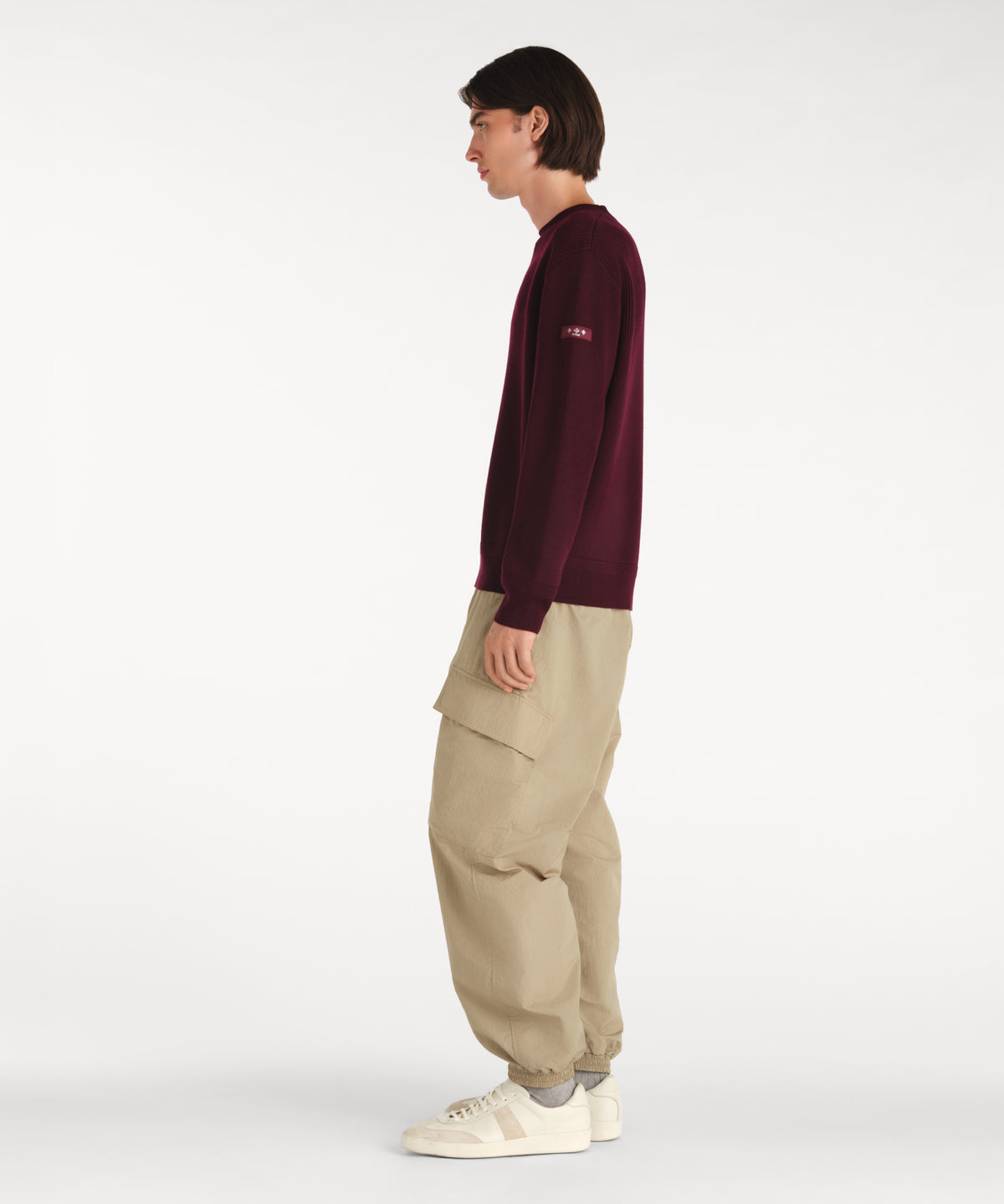 モデル身長188cm、着用サイズ3、着用カラーWINE