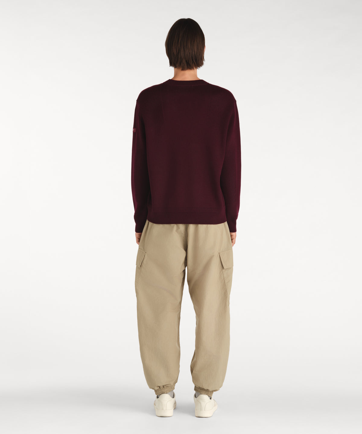 モデル身長188cm、着用サイズ3、着用カラーWINE