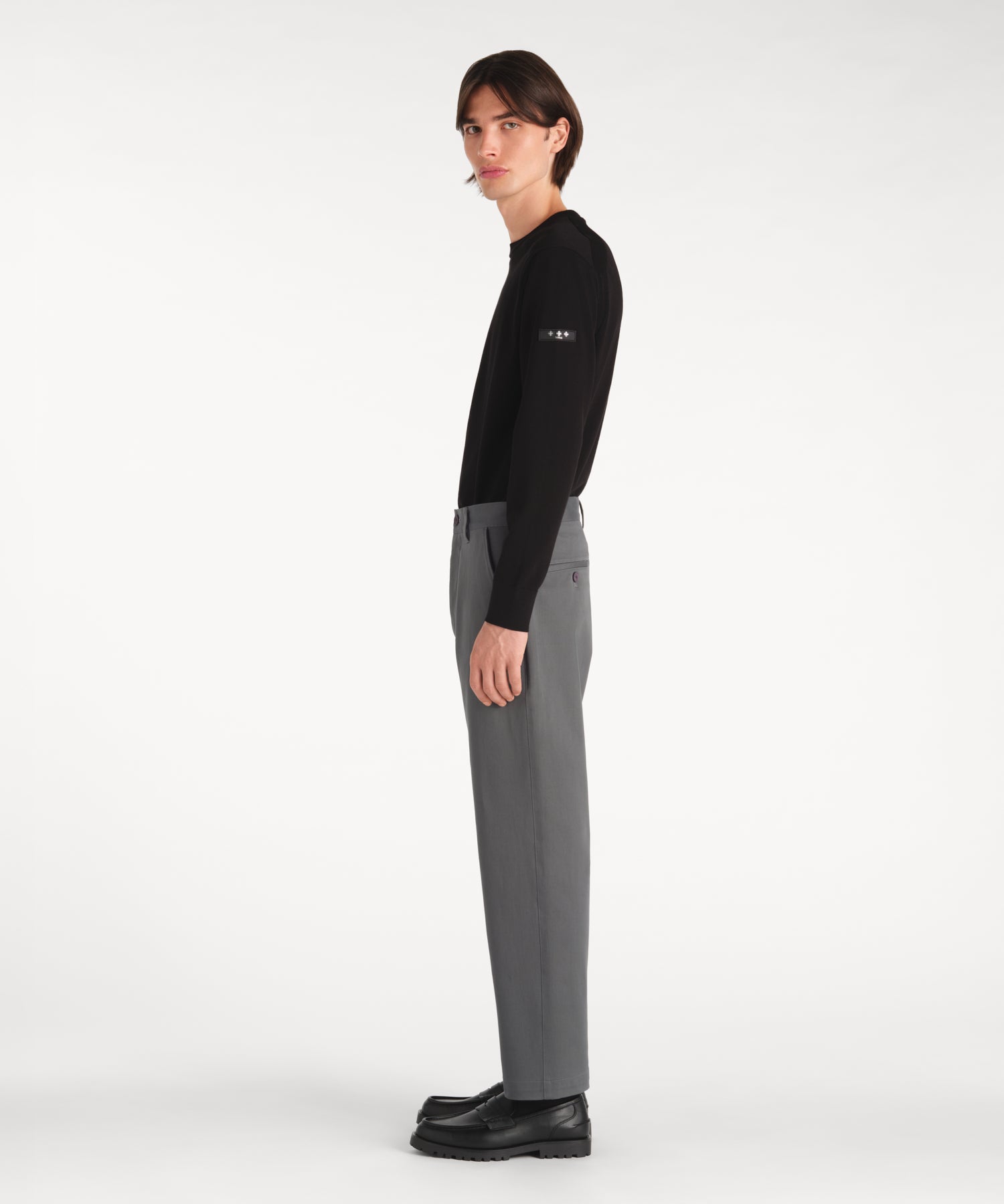 モデル身長188cm、着用サイズ3、着用カラーGRAY