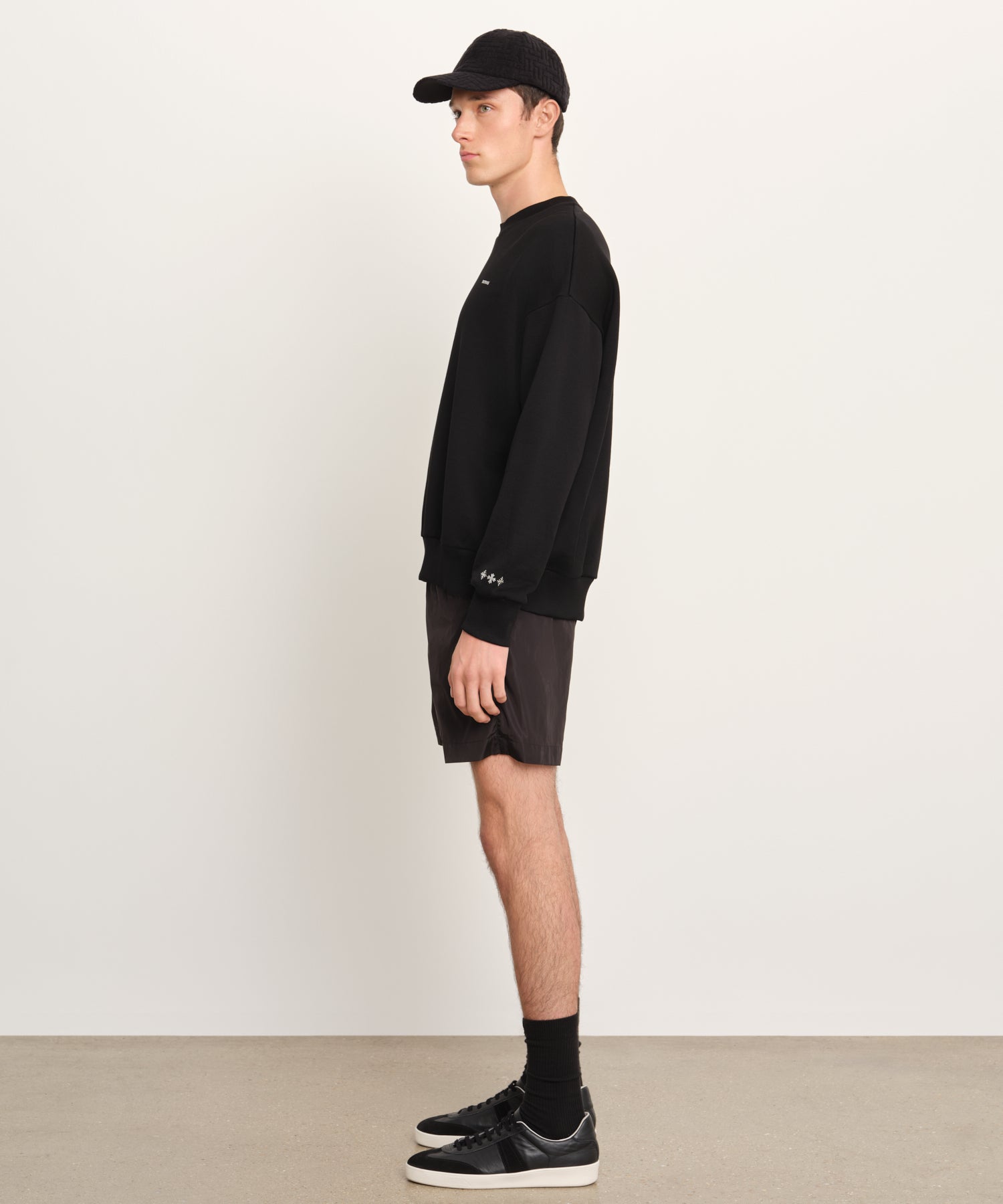 モデル身長189cm、着用サイズ3、着用カラーBLACK