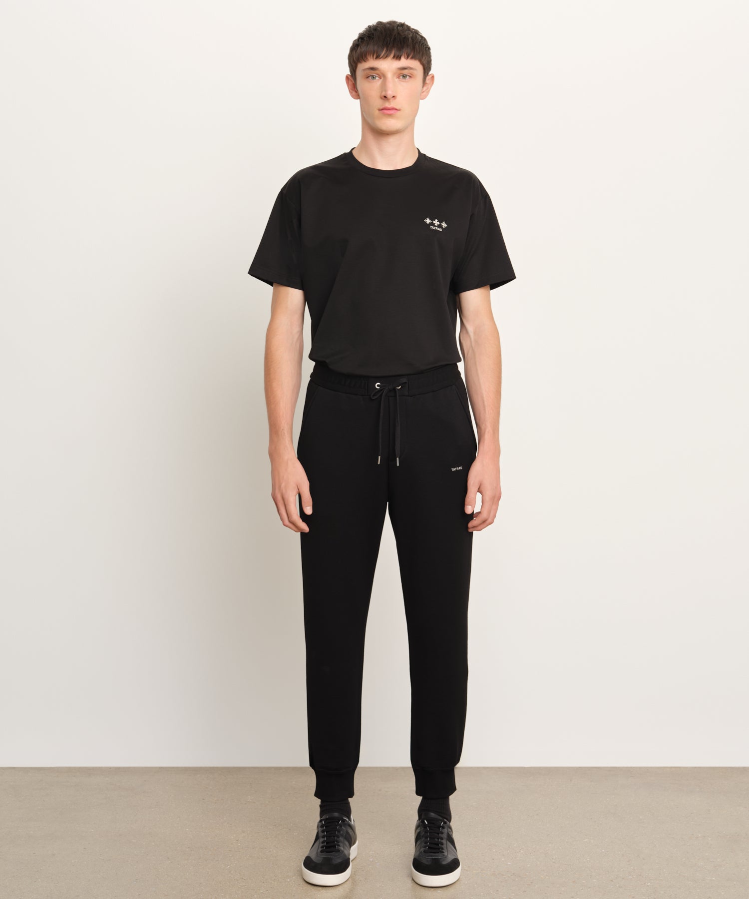 モデル身長189cm、着用サイズ3、着用カラーBLACK