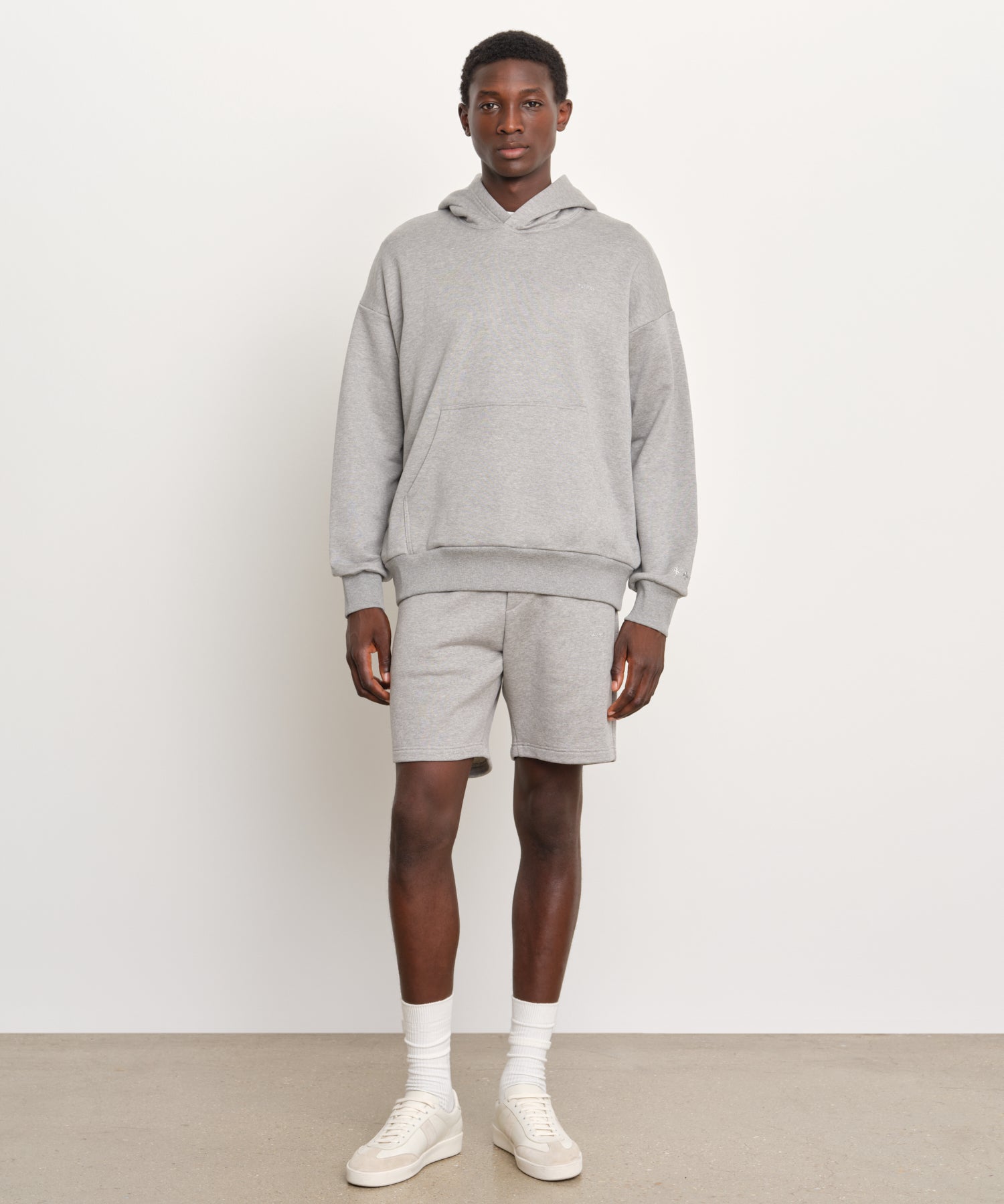 モデル身長189cm、着用サイズ3、着用カラーGRAY