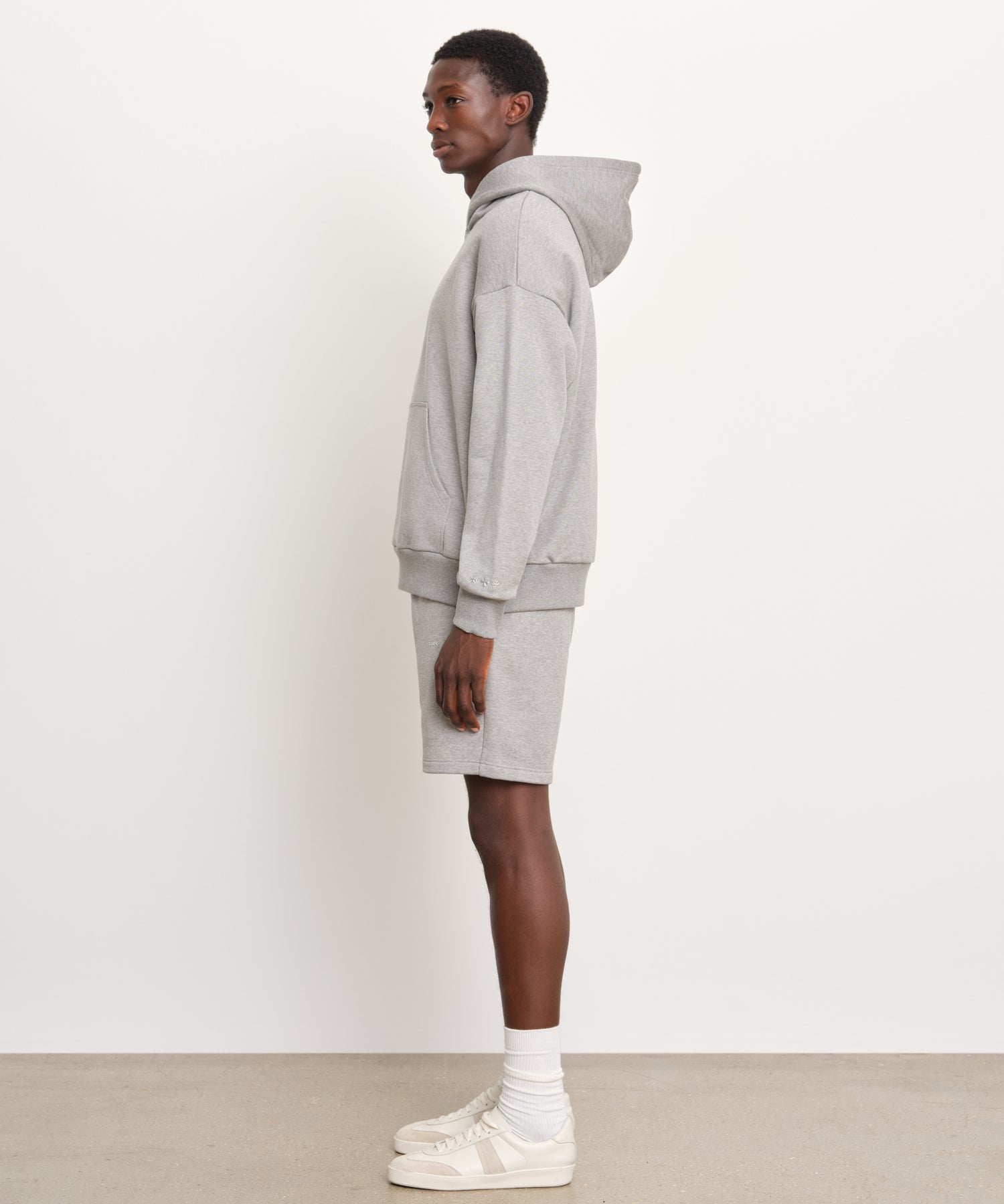 モデル身長189cm、着用サイズ3、着用カラーGRAY