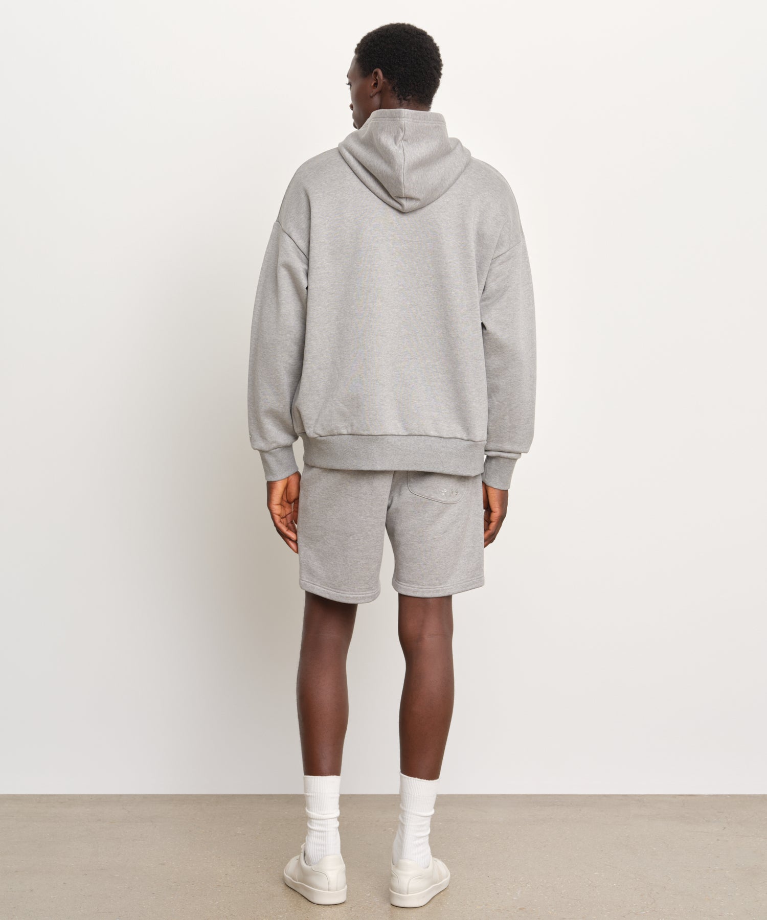 モデル身長189cm、着用サイズ3、着用カラーGRAY