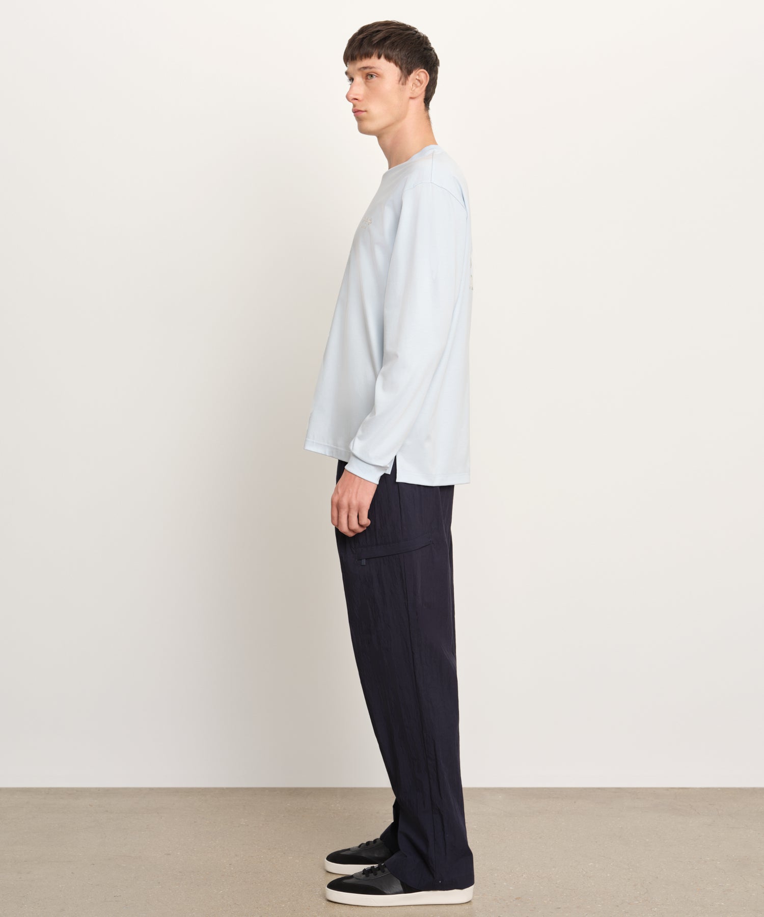 モデル身長189cm、着用サイズ3、着用カラーSAX