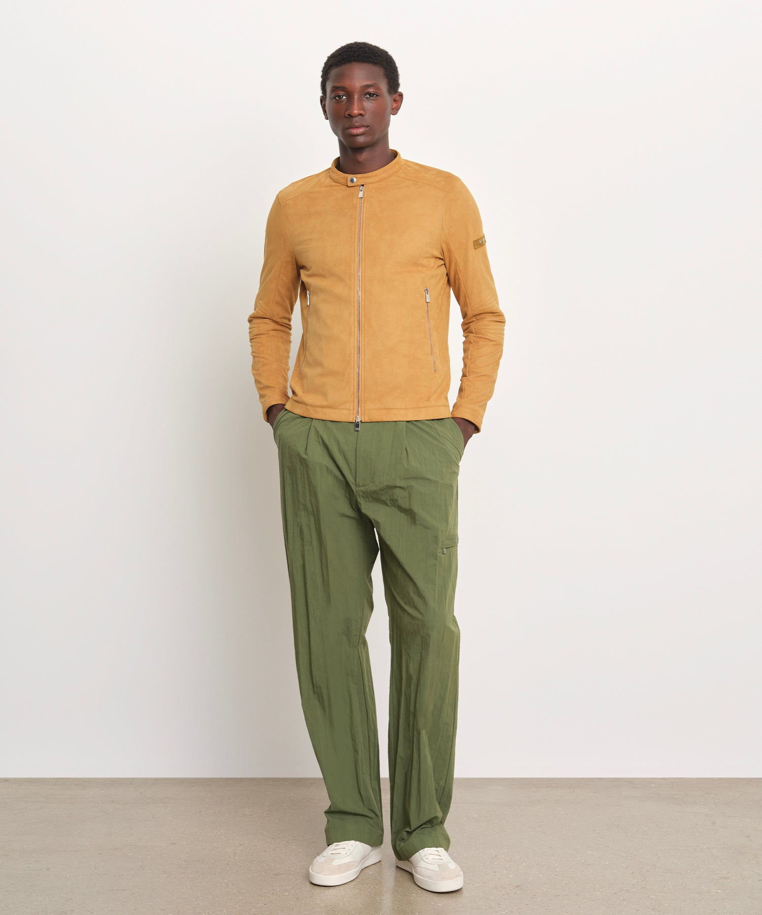 モデル身長189cm、着用サイズ3、着用カラーBEIGE