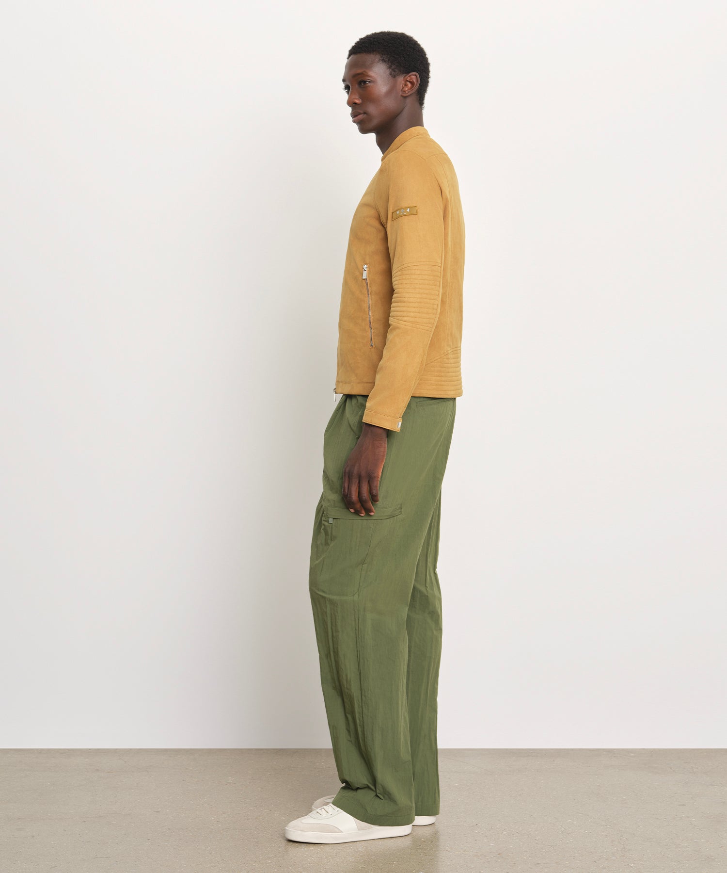 モデル身長189cm、着用サイズ3、着用カラーBEIGE