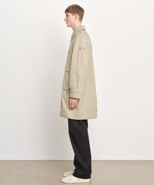 モデル身長189cm、着用サイズ3、着用カラーBEIGE
