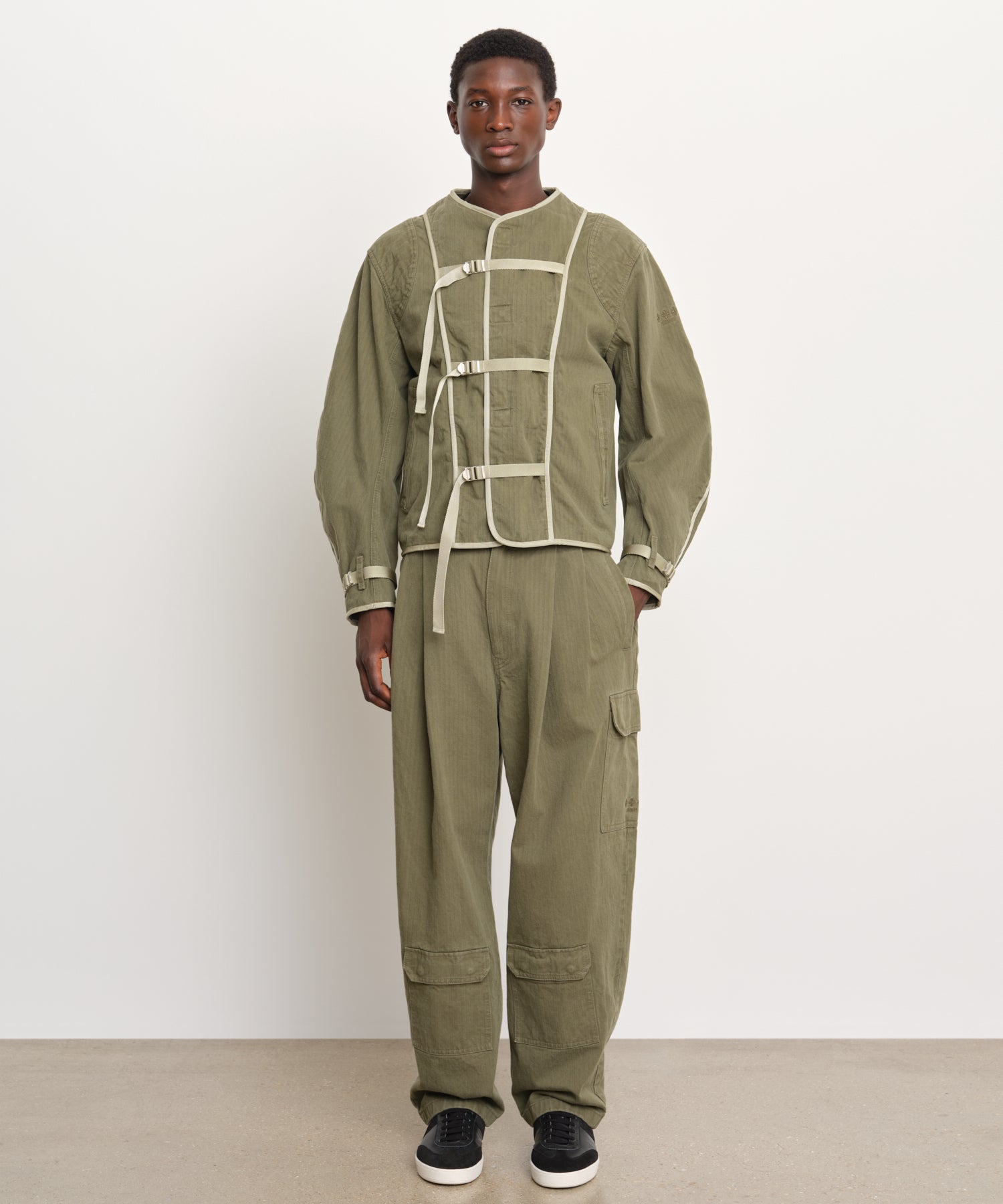 モデル身長189cm、着用サイズ3、着用カラーKHAKI