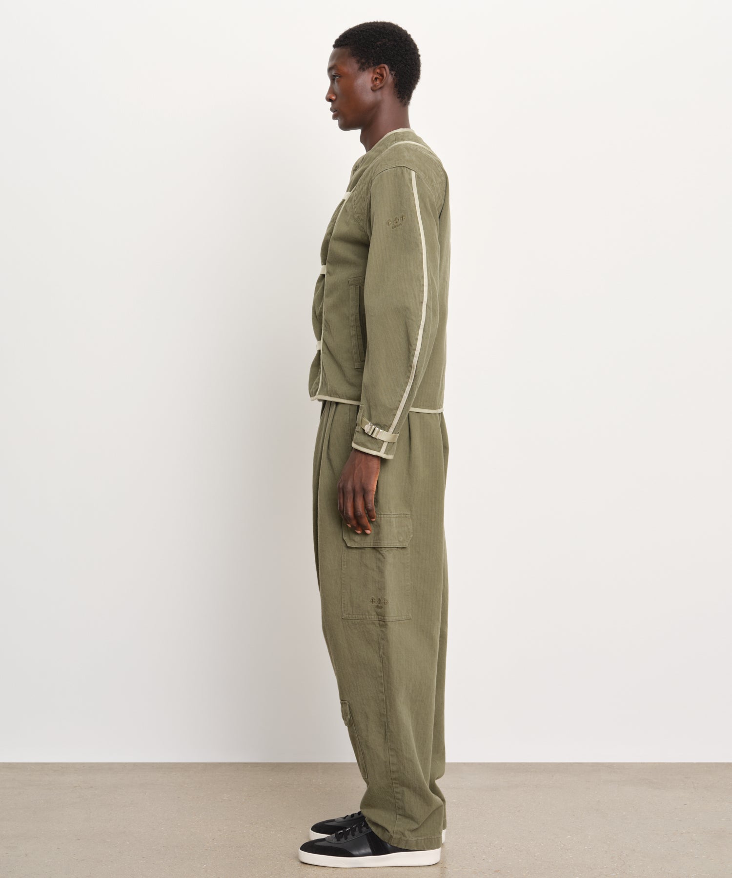 モデル身長189cm、着用サイズ3、着用カラーKHAKI