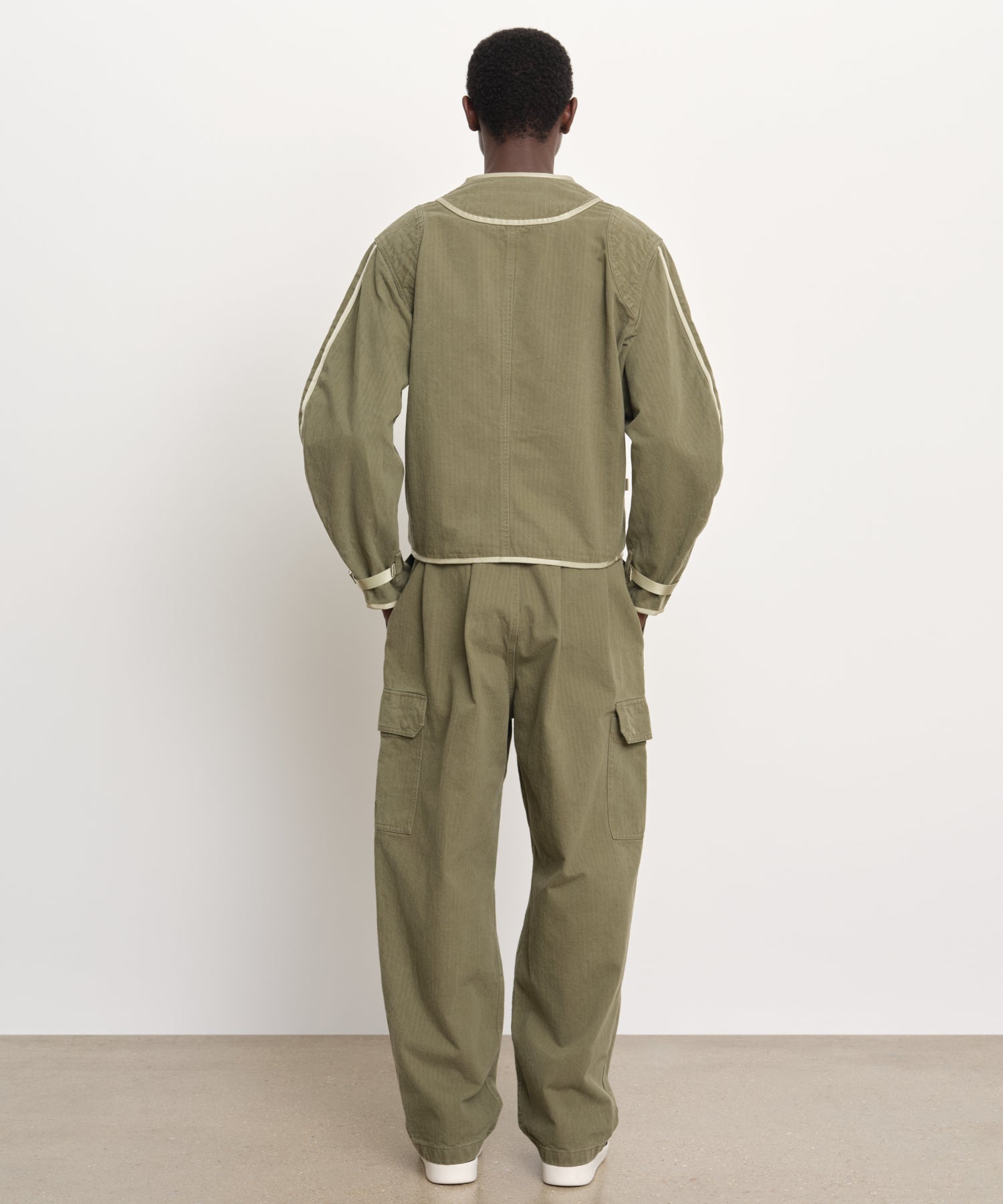 モデル身長189cm、着用サイズ3、着用カラーKHAKI