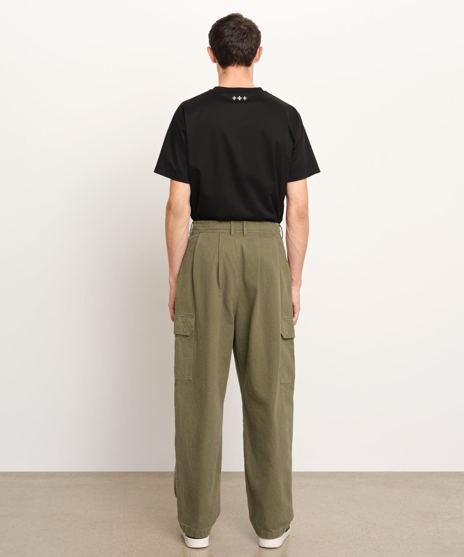 モデル身長189cm、着用サイズ3、着用カラーKHAKI