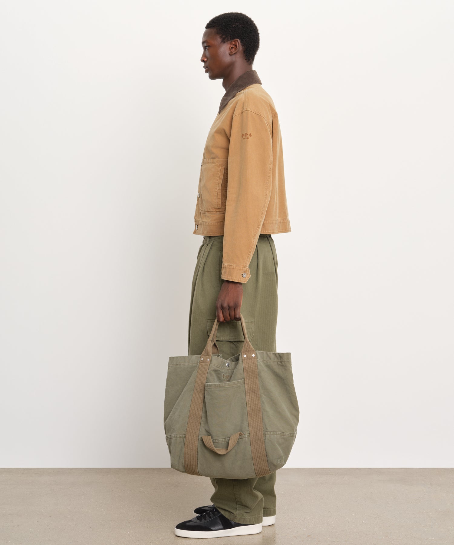 モデル身長189cm、着用サイズ3、着用カラーCAMEL