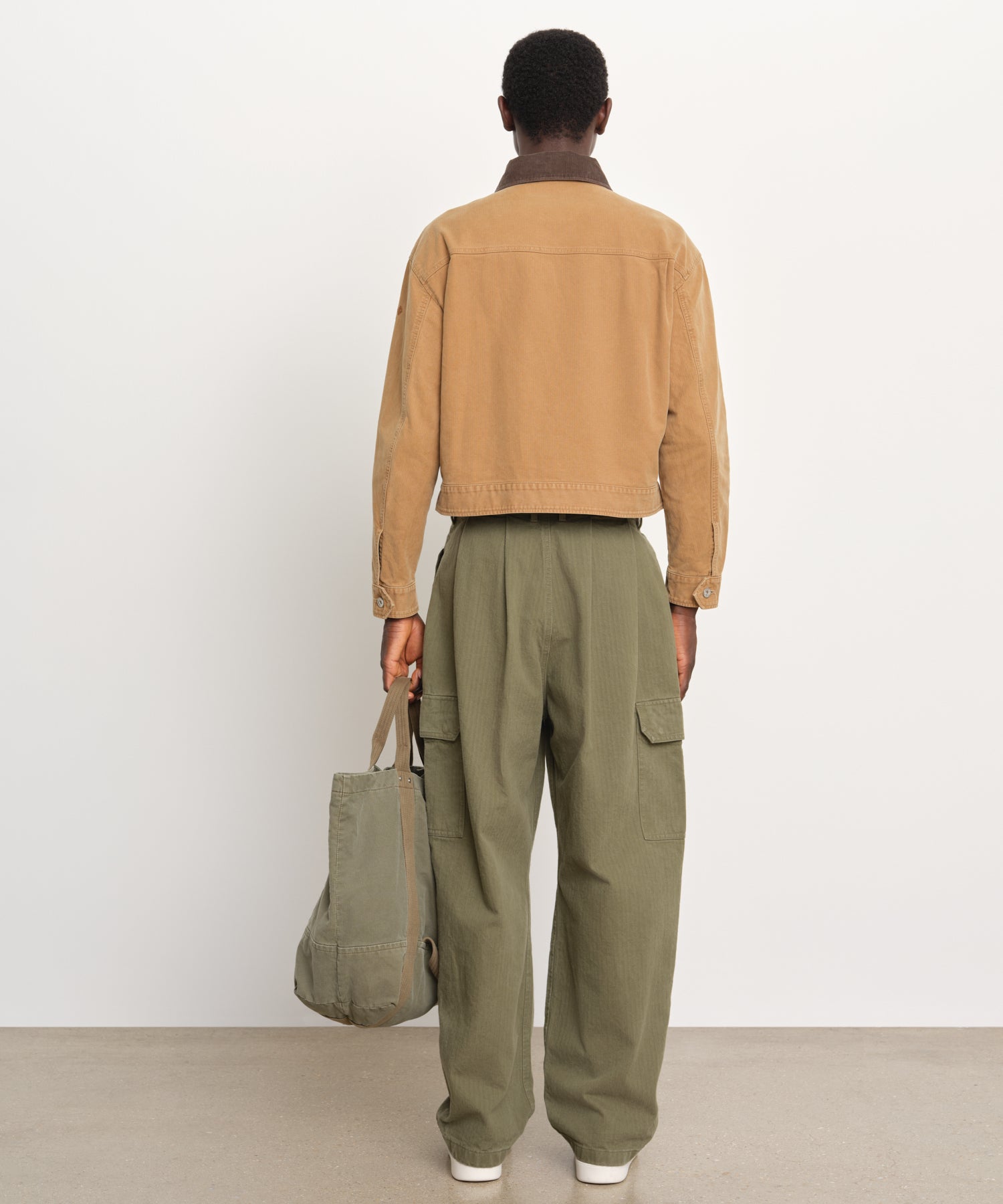 モデル身長189cm、着用サイズ3、着用カラーCAMEL