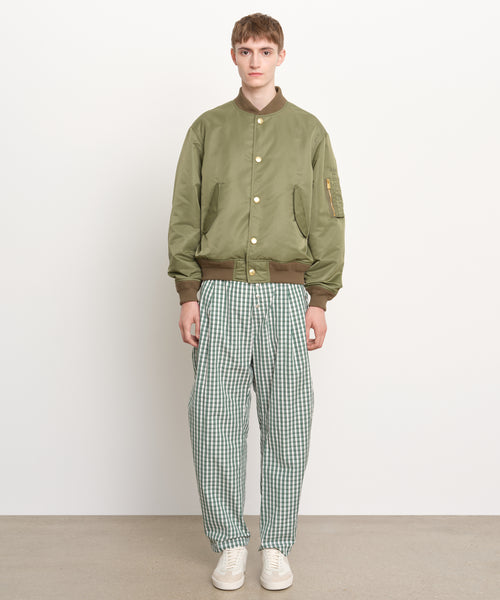 モデル身長189cm、着用サイズ3、着用カラーKHAKI