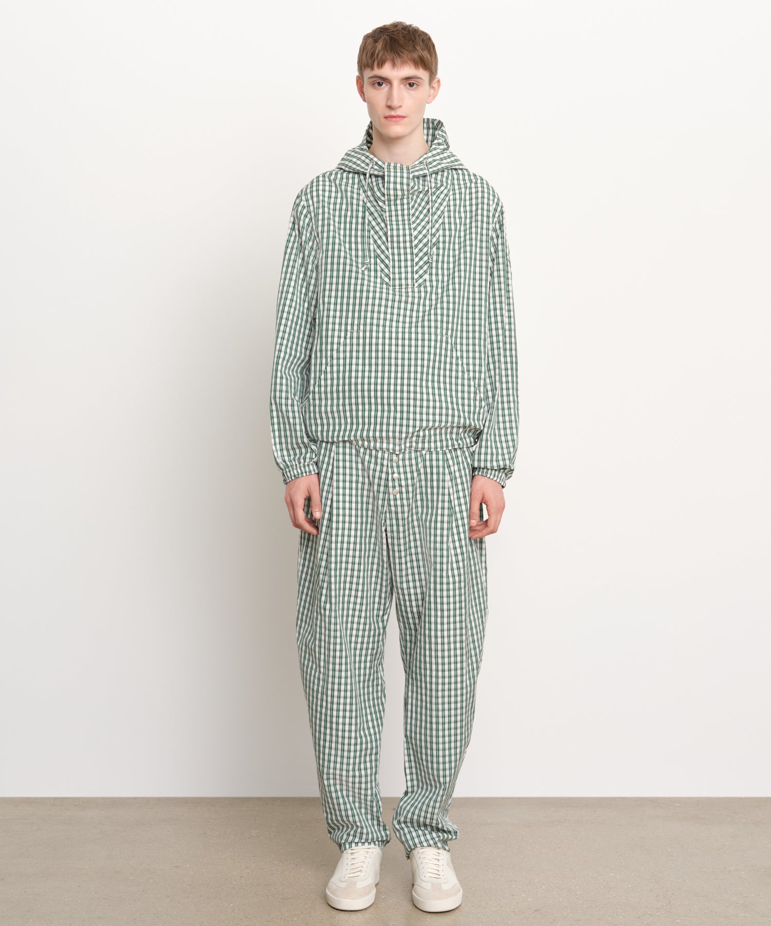 モデル身長189cm、着用サイズ3、着用カラーGREEN