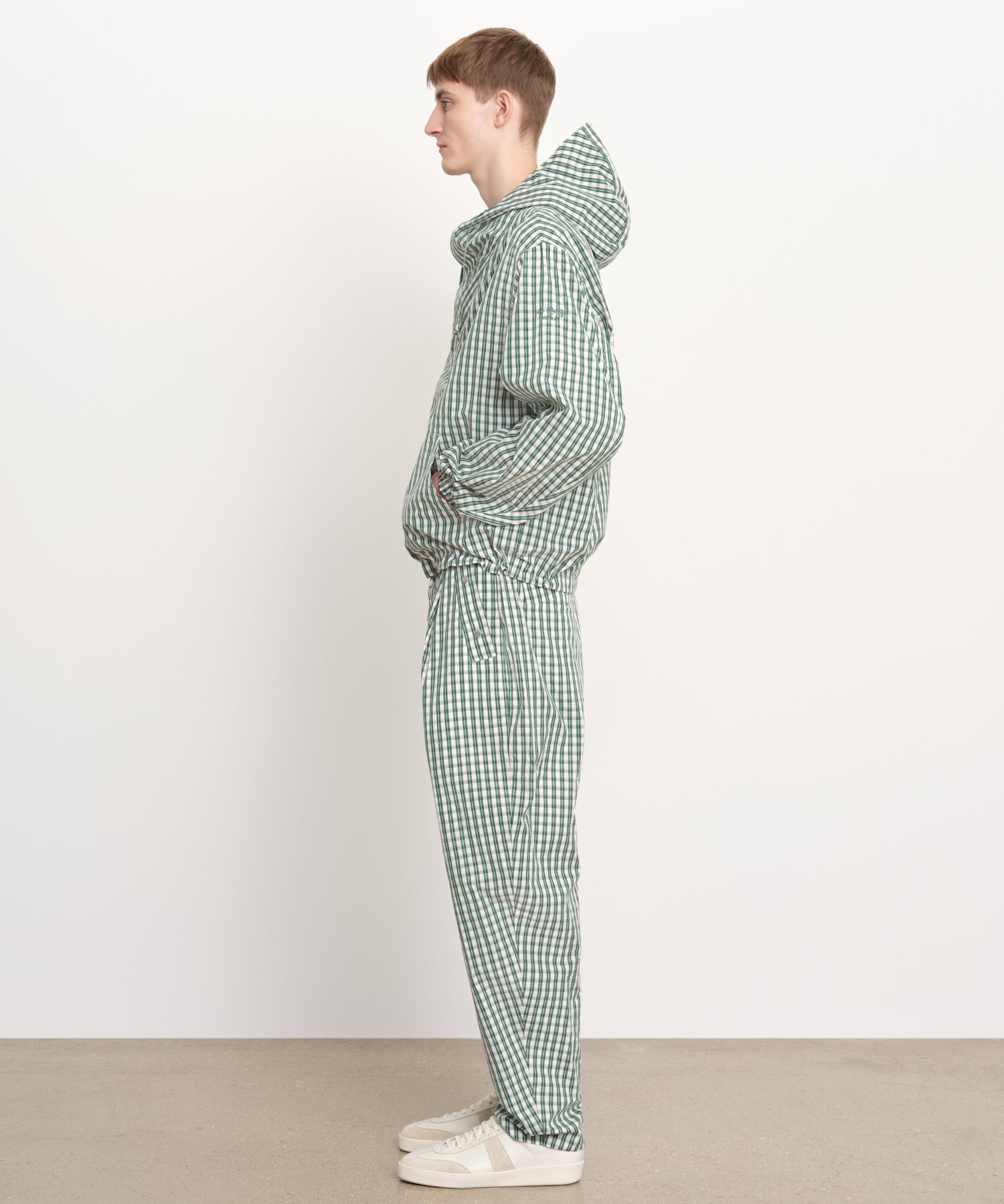 モデル身長189cm、着用サイズ3、着用カラーGREEN