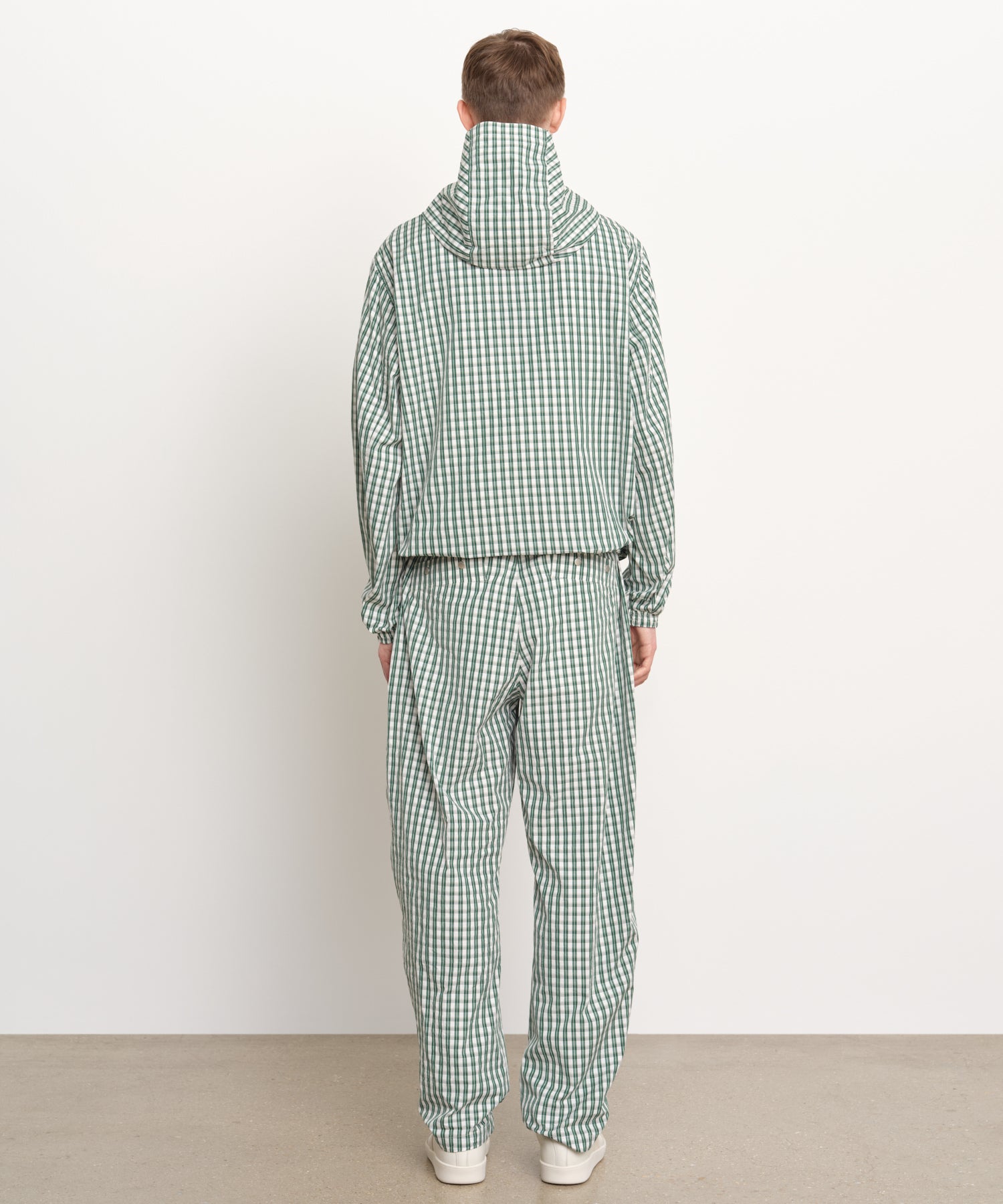 モデル身長189cm、着用サイズ3、着用カラーGREEN