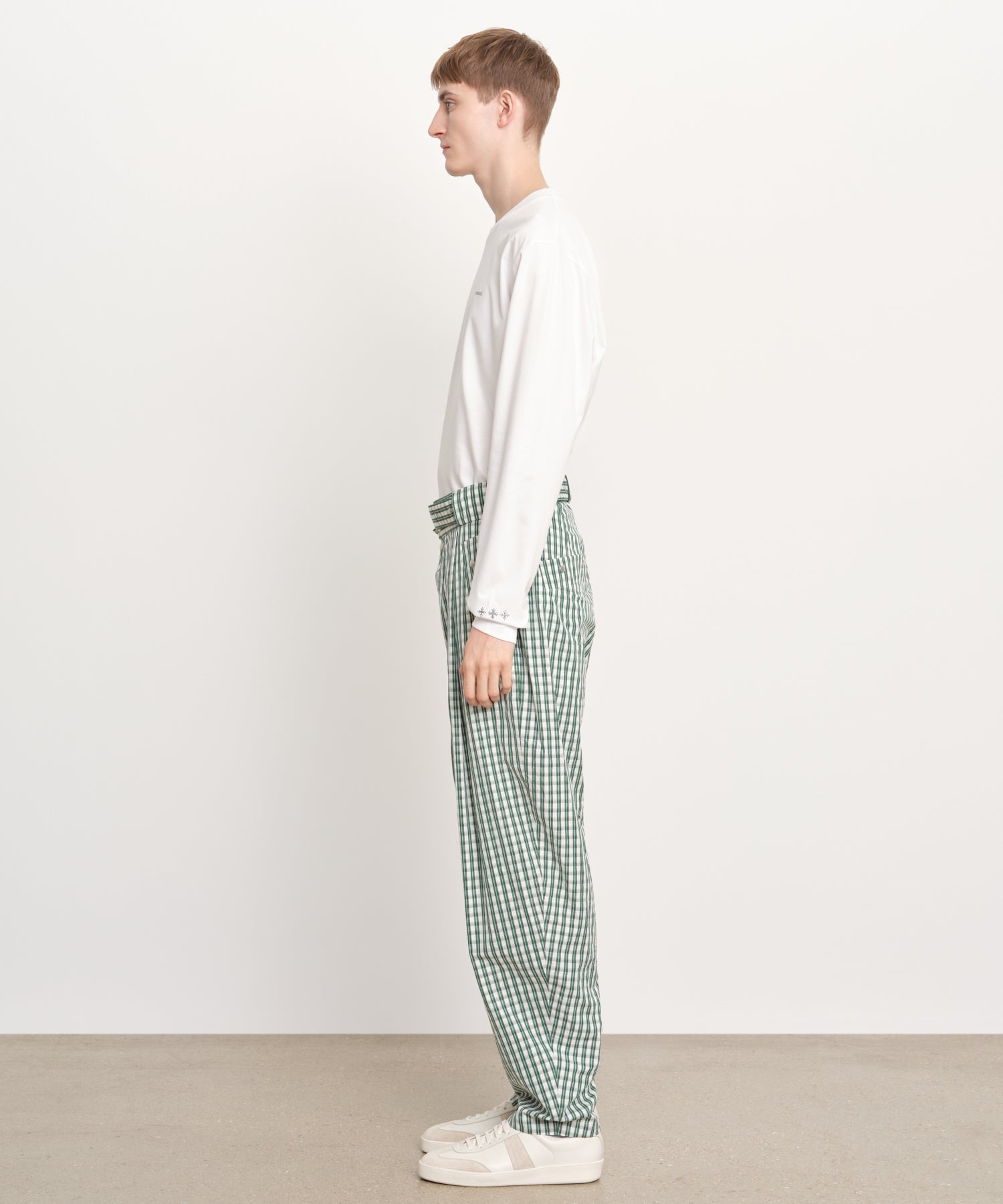 モデル身長189cm、着用サイズ3、着用カラーGREEN