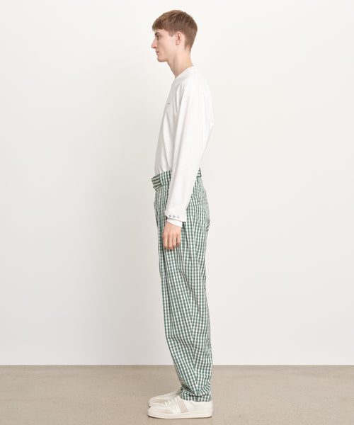 モデル身長189cm、着用サイズ3、着用カラーGREEN