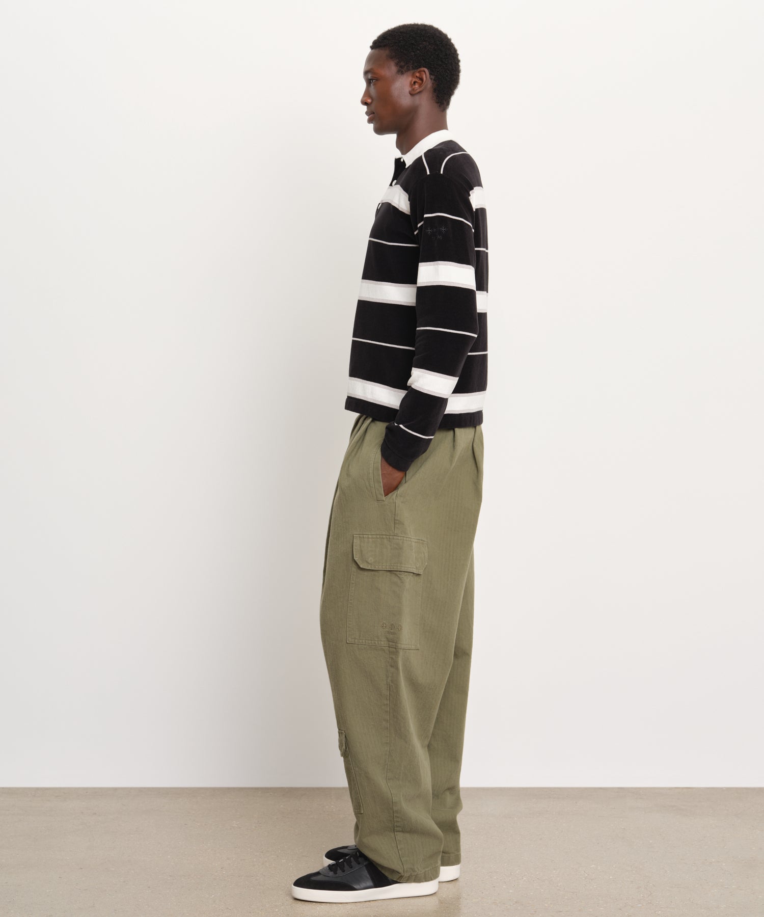 モデル身長189cm、着用サイズ3、着用カラーBLACK