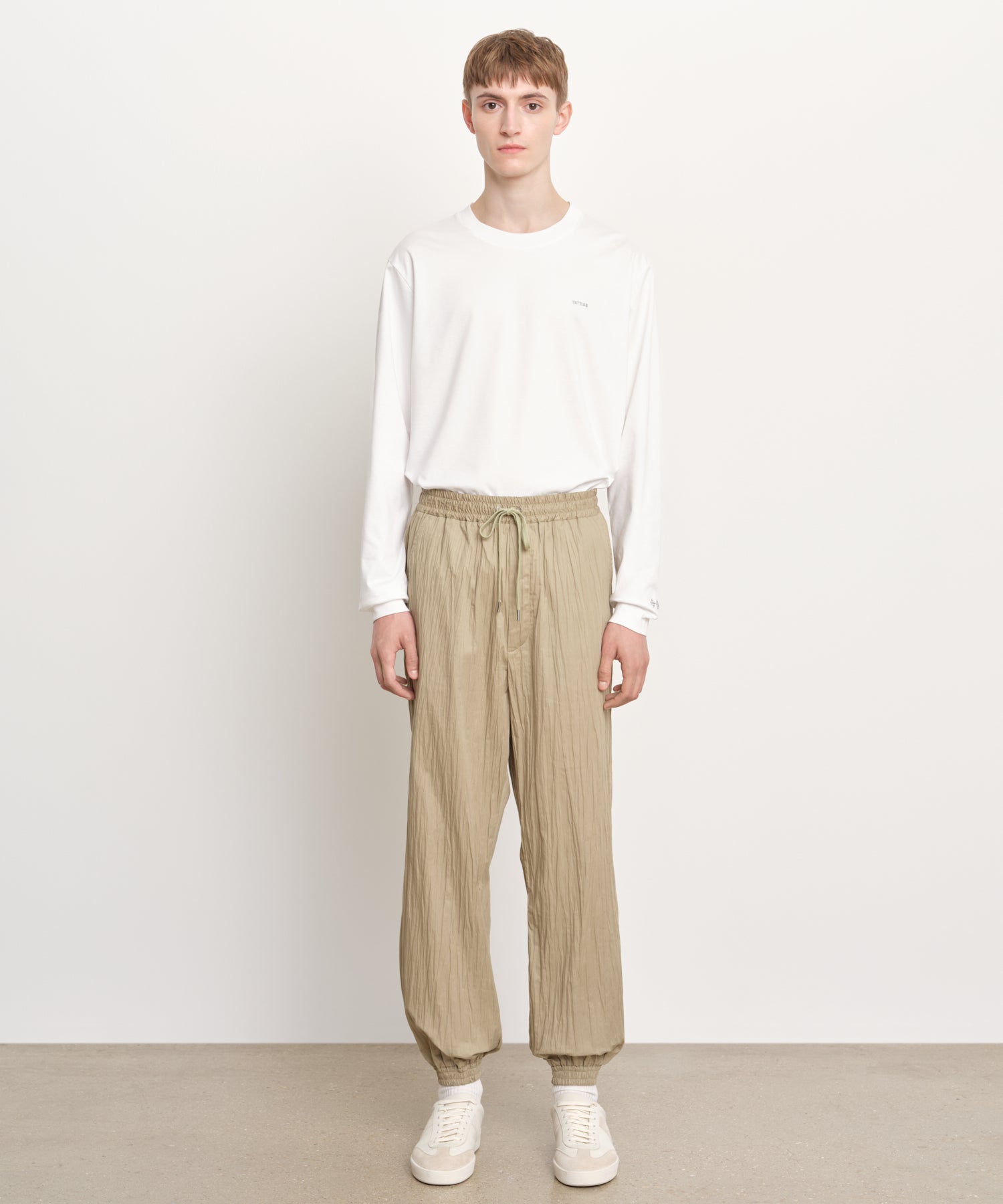 モデル身長189cm、着用サイズ3、着用カラーBEIGE