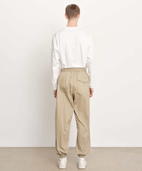 モデル身長189cm、着用サイズ3、着用カラーBEIGE