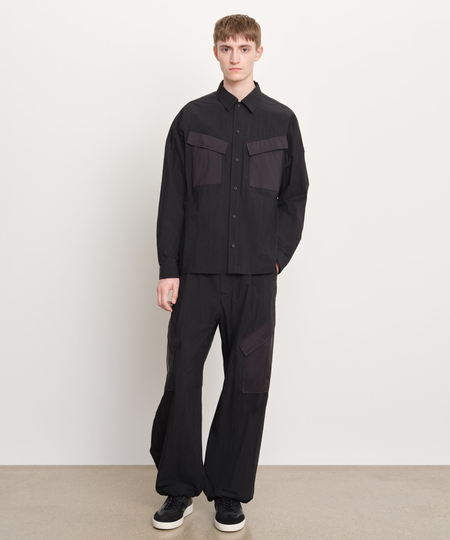 モデル身長189cm、着用サイズ3、着用カラーBLACK