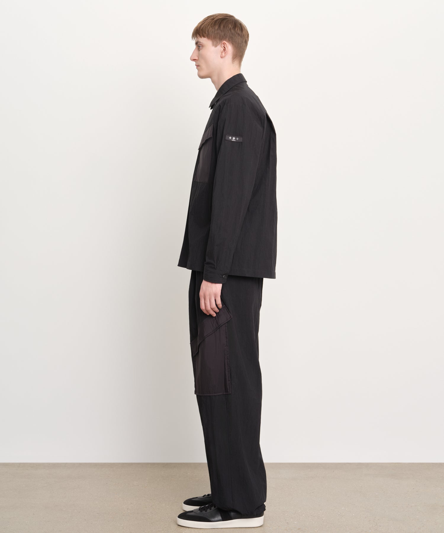 モデル身長189cm、着用サイズ3、着用カラーBLACK