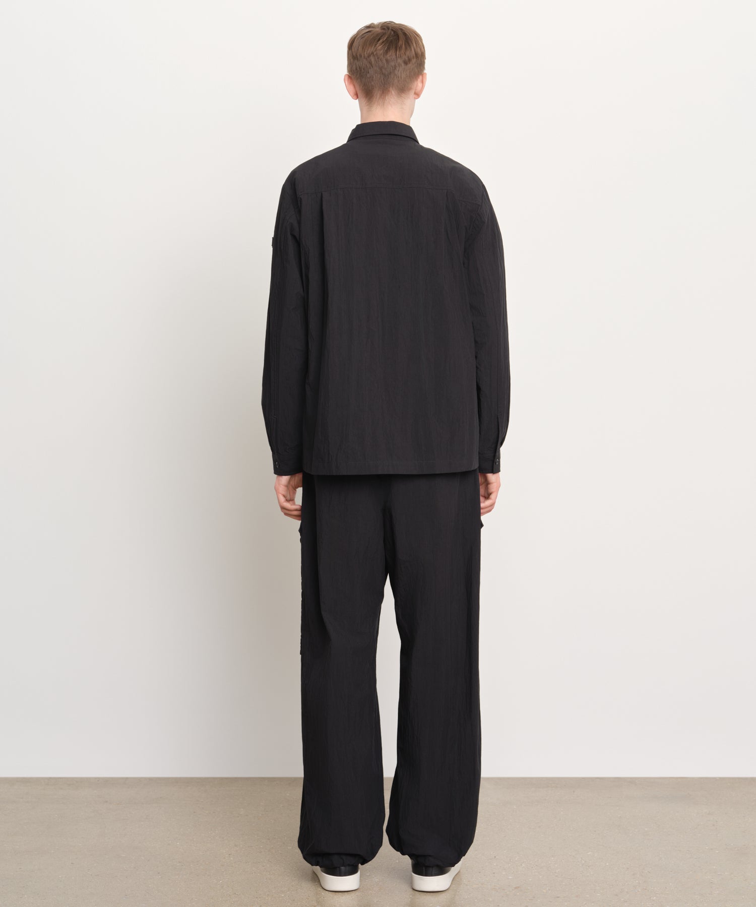 モデル身長189cm、着用サイズ3、着用カラーBLACK