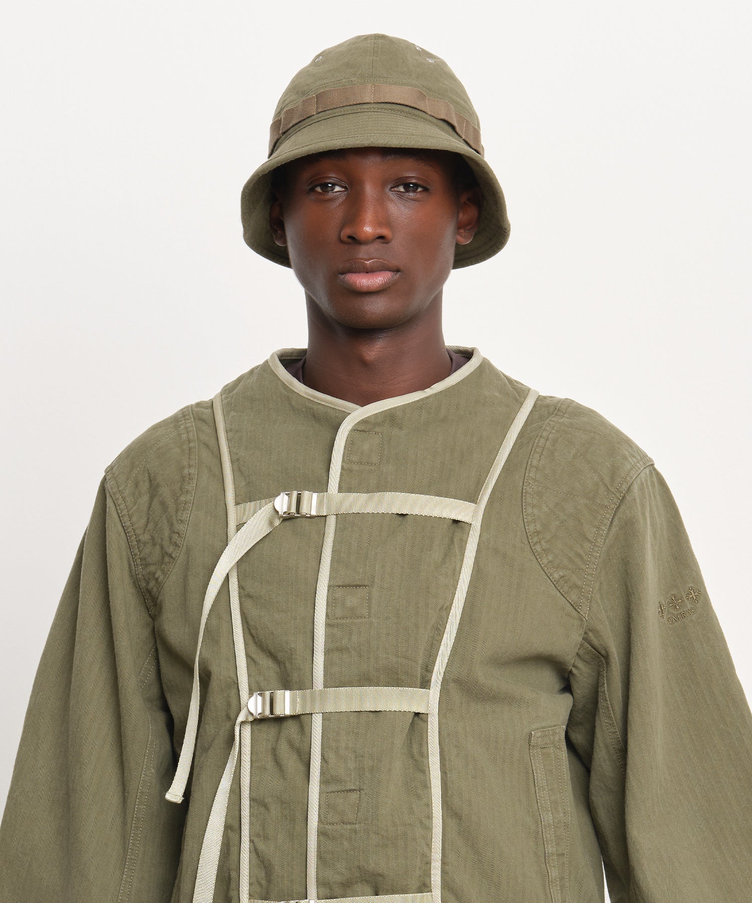 モデル身長189cm、着用サイズF、着用カラーKHAKI