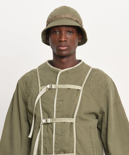 モデル身長189cm、着用サイズF、着用カラーKHAKI