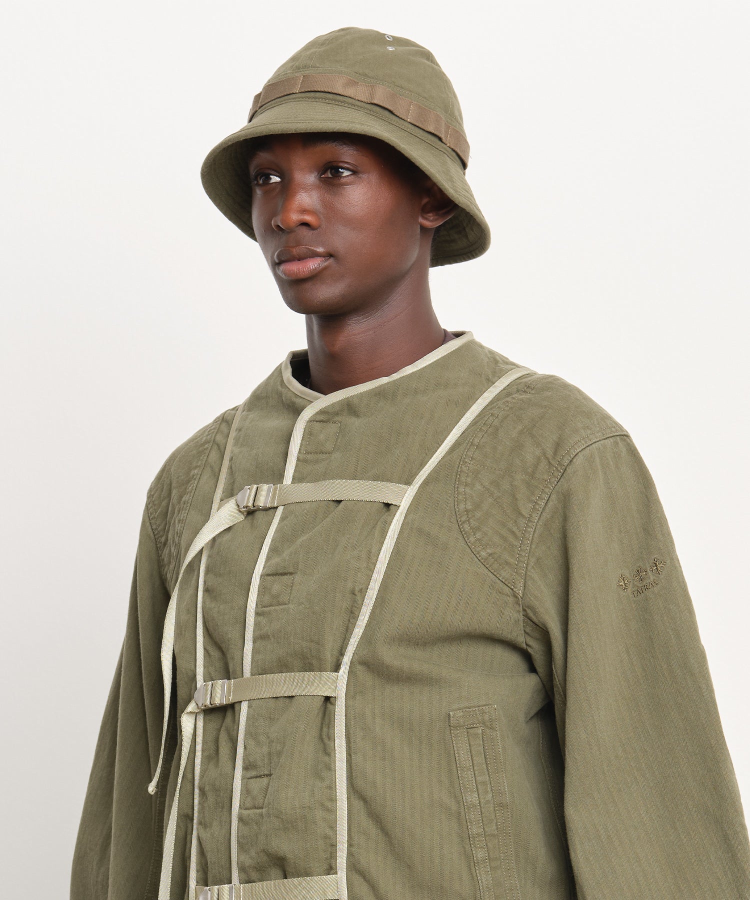 モデル身長189cm、着用サイズF、着用カラーKHAKI