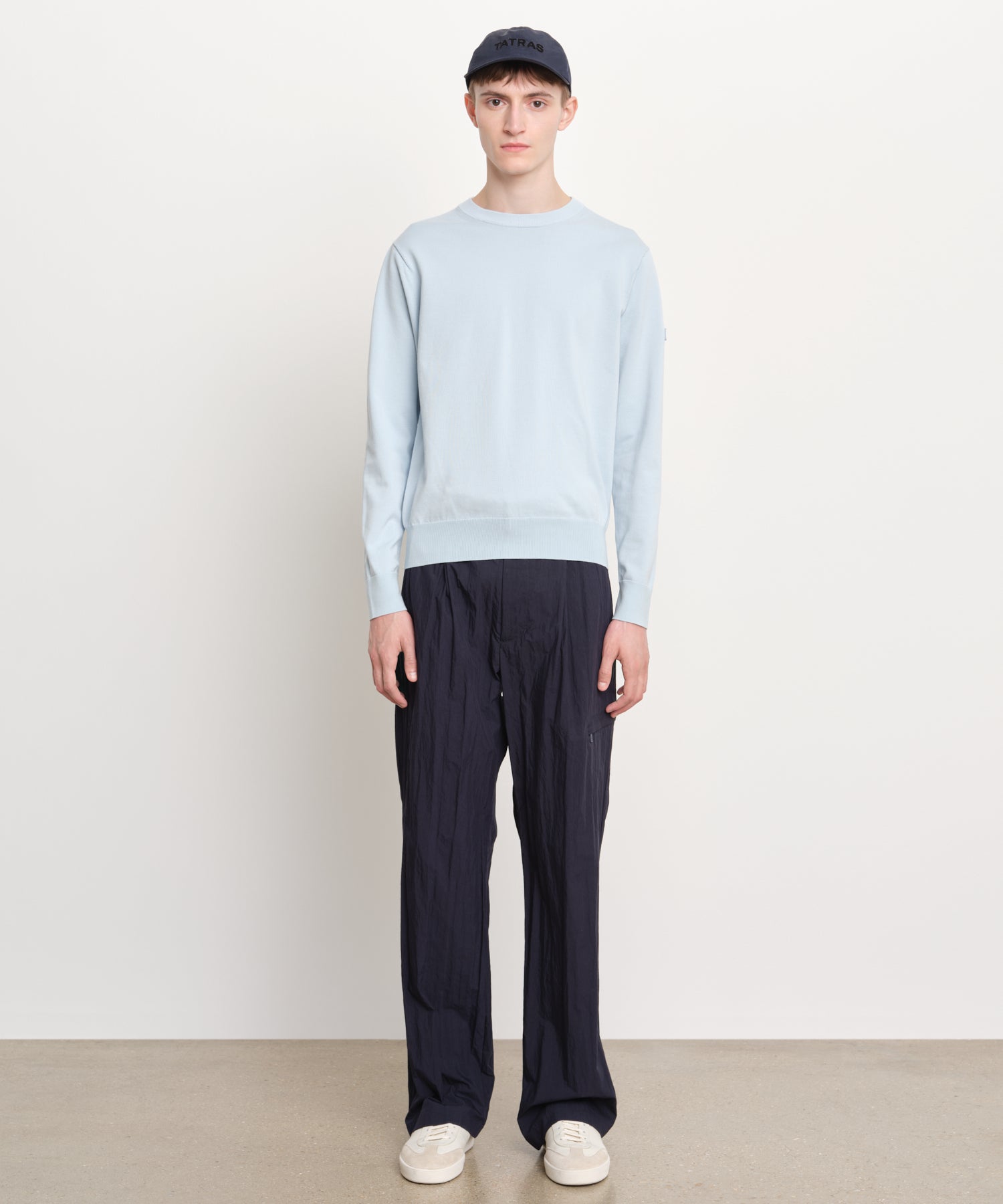 モデル身長189cm、着用サイズ3、着用カラーSAX