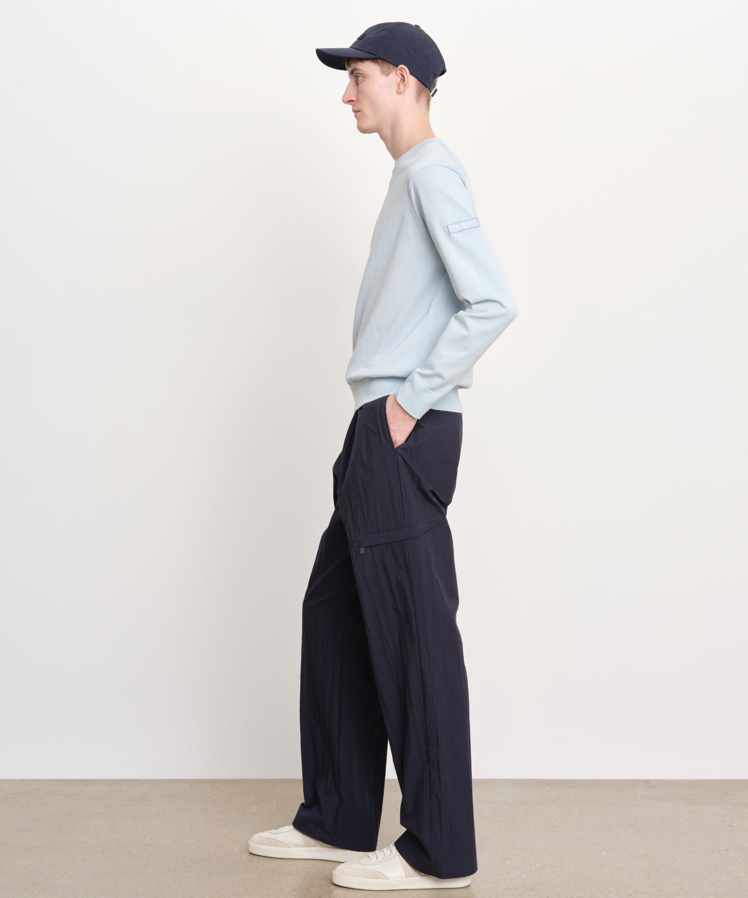 モデル身長189cm、着用サイズ3、着用カラーSAX