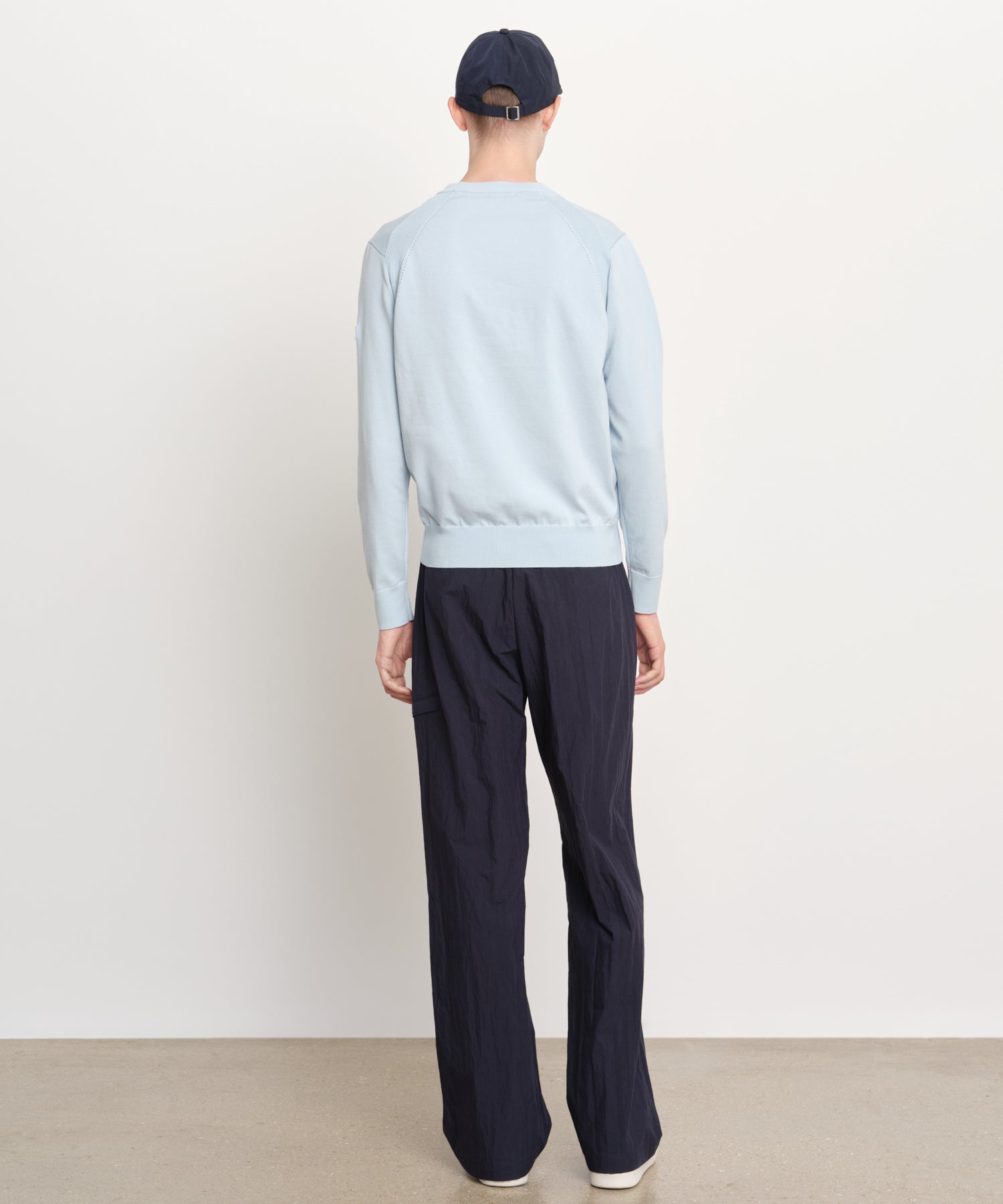 モデル身長189cm、着用サイズ3、着用カラーSAX